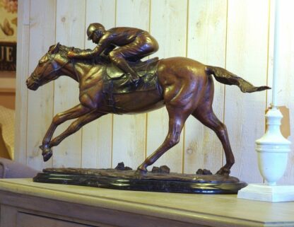 Bronzefigur Jockey auf Pferd klein*