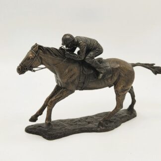 Bronzefigur Jockey auf Pferd,klein*