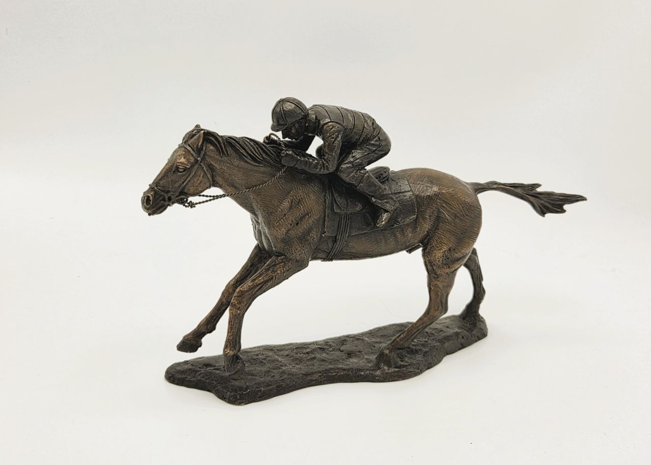 Bronzefigur Jockey auf Pferd,klein*